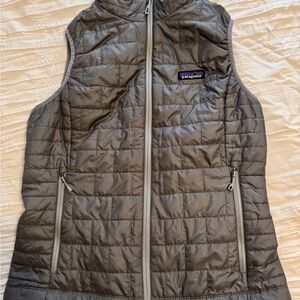 Patagonia Women's gray Quilted Vest size medium. Excellent condition.